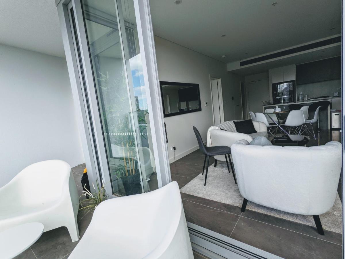 Luxury 3-Bed 2-Bath, Balcony, With Pool Included, No Parties! Apartment Sydney Ngoại thất bức ảnh